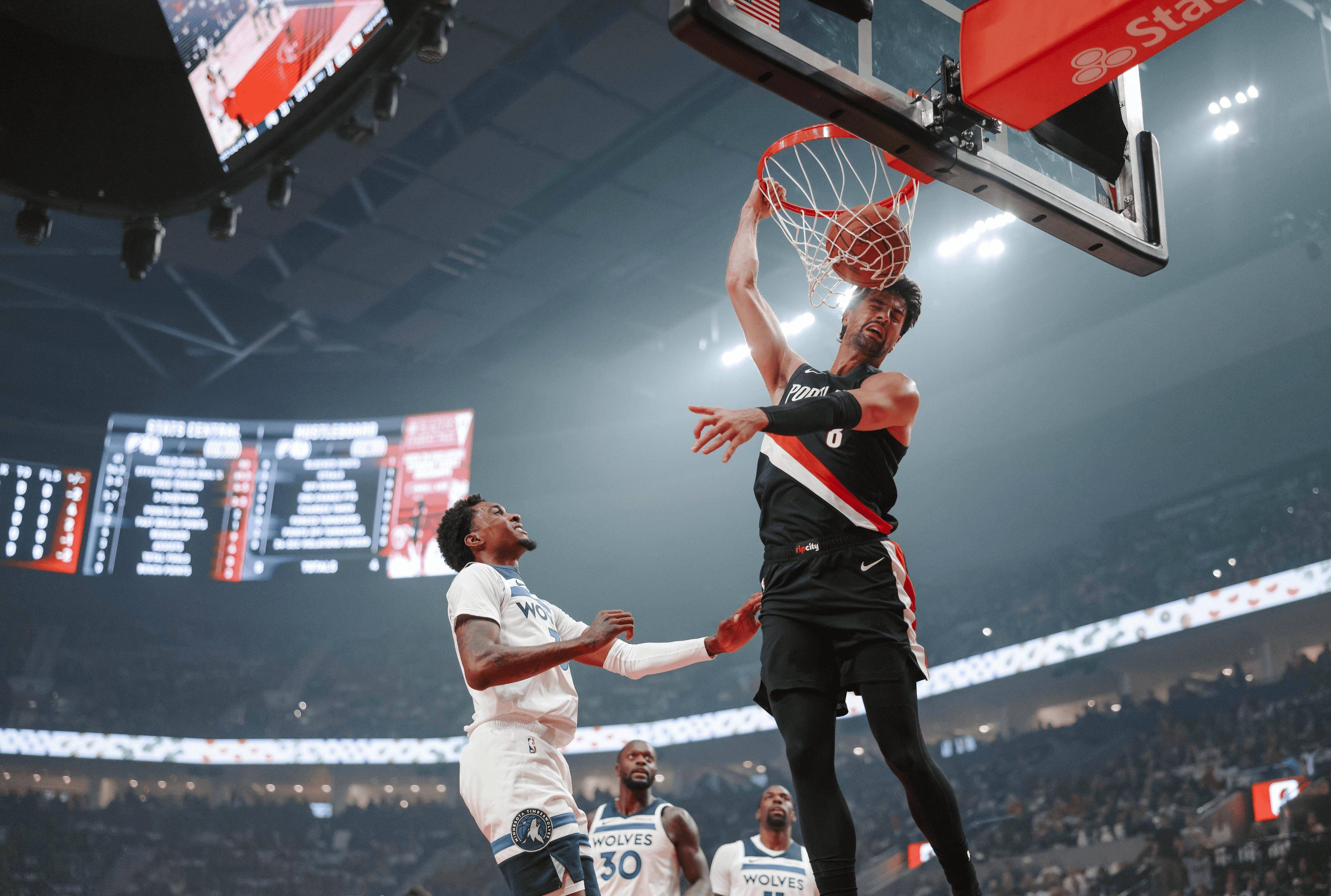 包含明尼苏达森林狼发布备战花絮；集结日造点机会；CBA季后赛任务艰巨；纪律约束更严格的词条